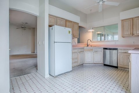 House in Lady Lake, Florida 2 bedrooms, 144 sq.m. № 1918259 - photo 12