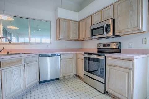House in Lady Lake, Florida 2 bedrooms, 144 sq.m. № 1918259 - photo 14
