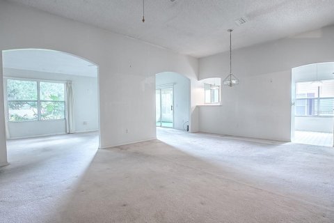 House in Lady Lake, Florida 2 bedrooms, 144 sq.m. № 1918259 - photo 8