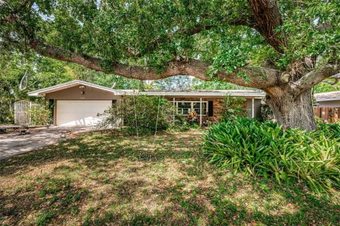 House in Saint Petersburg, Florida 4 bedrooms, 246.93 sq.m. № 1622290 - photo 1