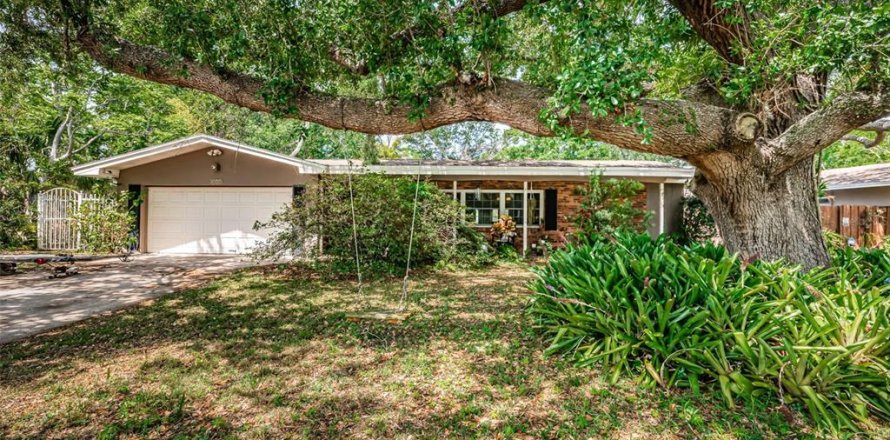 House in Saint Petersburg, Florida 4 bedrooms, 246.93 sq.m. № 1622290