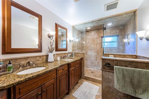 House in Saint Petersburg, Florida 4 bedrooms, 246.93 sq.m. № 1622290 - photo 30