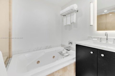 Condo in Sunny Isles Beach, Florida, 2 bedrooms  № 1836103 - photo 23