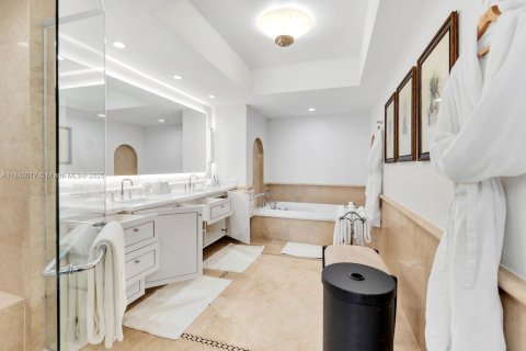 Condo in Sunny Isles Beach, Florida, 2 bedrooms  № 1836103 - photo 28