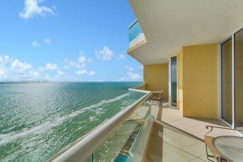 Condo in Sunny Isles Beach, Florida, 2 bedrooms  № 1836103 - photo 1