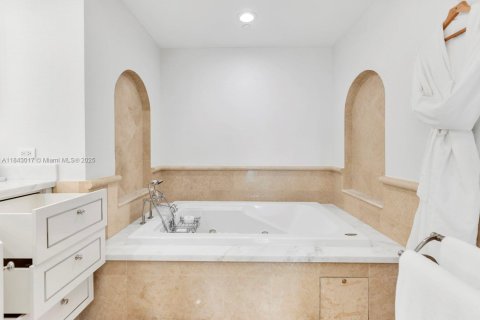 Condo in Sunny Isles Beach, Florida, 2 bedrooms  № 1836103 - photo 29