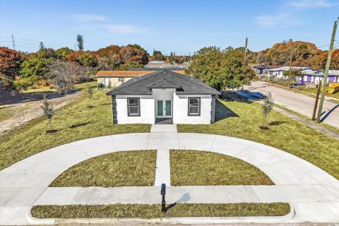 Дом в Сент-Луси, Флорида 4 спальни, 145.21м2 № 2026604