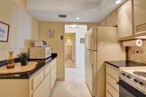 Condo in Hollywood, Florida, 1 bedroom  № 1977490 - photo 22