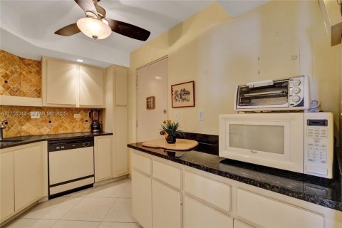 Condo in Hollywood, Florida, 1 bedroom  № 1977490 - photo 19
