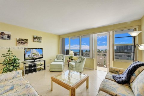 Condo in Hollywood, Florida, 1 bedroom  № 1977490 - photo 3