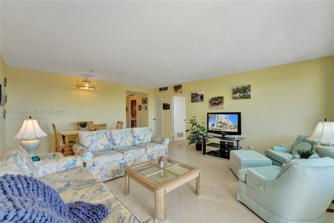 Condo in Hollywood, Florida, 1 bedroom  № 1977490 - photo 14