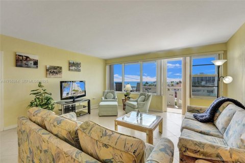 Condo in Hollywood, Florida, 1 bedroom  № 1977490 - photo 6