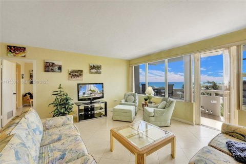 Condo in Hollywood, Florida, 1 bedroom  № 1977490 - photo 16