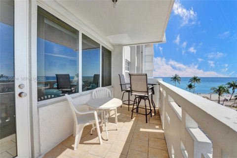 Condo in Hollywood, Florida, 1 bedroom  № 1977490 - photo 29