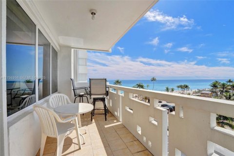 Condo in Hollywood, Florida, 1 bedroom  № 1977490 - photo 27