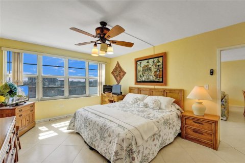 Condo in Hollywood, Florida, 1 bedroom  № 1977490 - photo 23