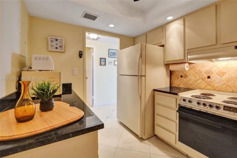 Condo in Hollywood, Florida, 1 bedroom  № 1977490 - photo 20