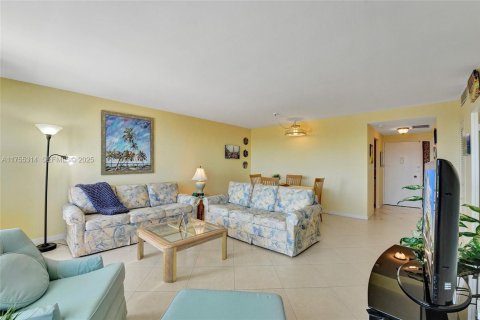 Condo in Hollywood, Florida, 1 bedroom  № 1977490 - photo 13