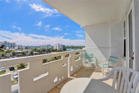 Condo in Hollywood, Florida, 1 bedroom  № 1977490 - photo 28