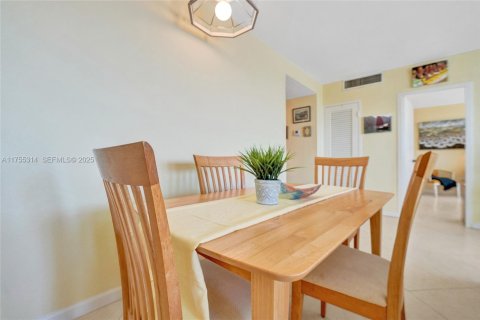 Condo in Hollywood, Florida, 1 bedroom  № 1977490 - photo 26