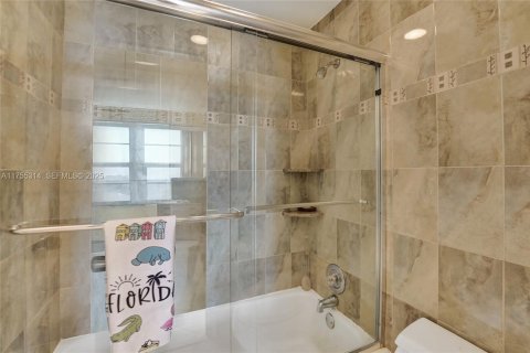 Condo in Hollywood, Florida, 1 bedroom  № 1977490 - photo 8