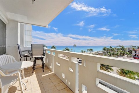 Condo in Hollywood, Florida, 1 bedroom  № 1977490 - photo 1