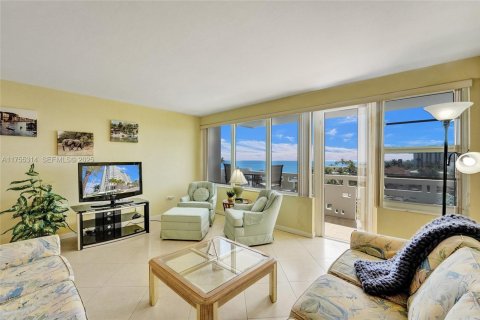 Condo in Hollywood, Florida, 1 bedroom  № 1977490 - photo 17