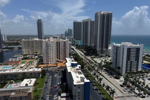 Condo in Hallandale Beach, Florida, 1 bedroom  № 1846272 - photo 1