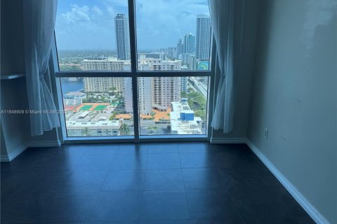 Condo in Hallandale Beach, Florida, 1 bedroom  № 1846272 - photo 10