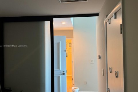 Condo in Hallandale Beach, Florida, 1 bedroom  № 1846272 - photo 19