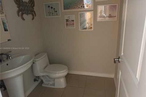 Condo in Hallandale Beach, Florida, 1 bedroom  № 1846272 - photo 17