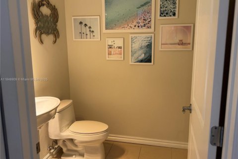 Condo in Hallandale Beach, Florida, 1 bedroom  № 1846272 - photo 16