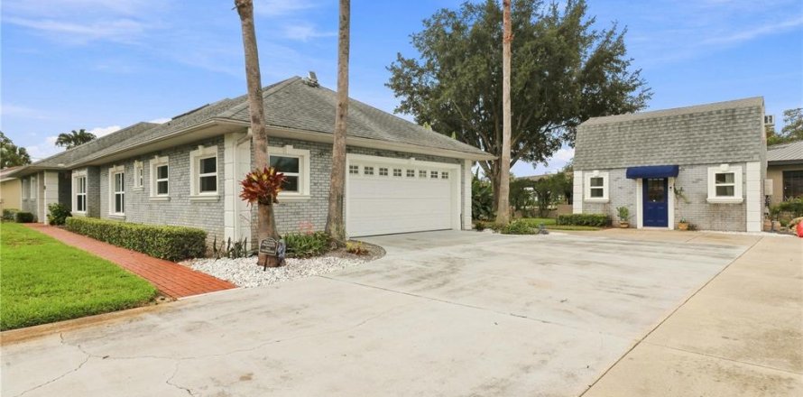 House in Crystal River, Florida 3 bedrooms, 285.4 sq.m. № 2287161