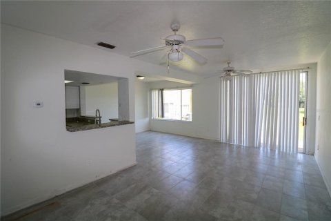 Townhouse in Davenport, Florida 4 bedrooms, 168.25 sq.m. № 1870449 - photo 4