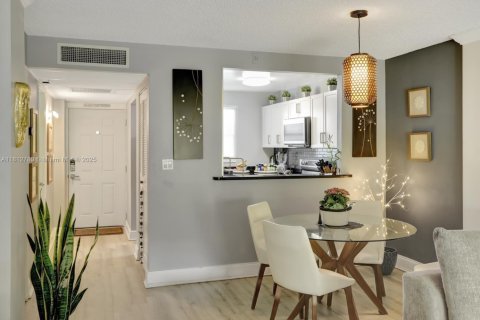 Condo in Oakland Park, Florida, 1 bedroom  № 1937715 - photo 13