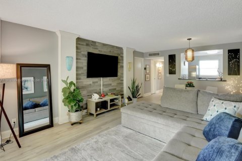 Condominio en venta en Oakland Park, Florida, 1 dormitorio, 69.68 m2 № 1937715 - foto 1