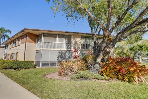 Condo in Tamarac, Florida, 2 bedrooms  № 1969842 - photo 30