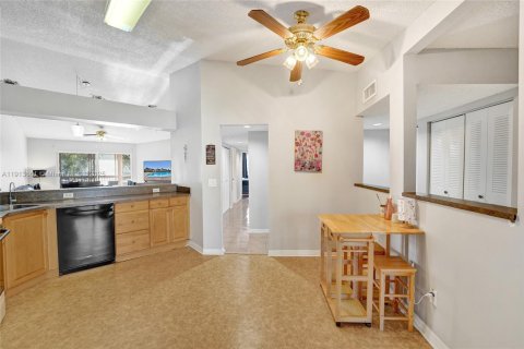 Condo in Tamarac, Florida, 2 bedrooms  № 1969842 - photo 9