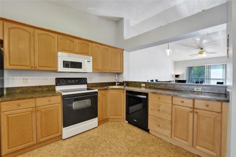 Condo in Tamarac, Florida, 2 bedrooms  № 1969842 - photo 8