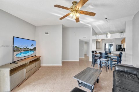 Condo in Tamarac, Florida, 2 bedrooms  № 1969842 - photo 15