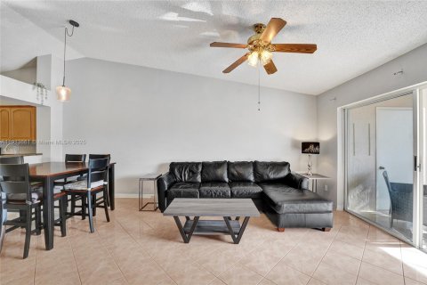 Condo in Tamarac, Florida, 2 bedrooms  № 1969842 - photo 17