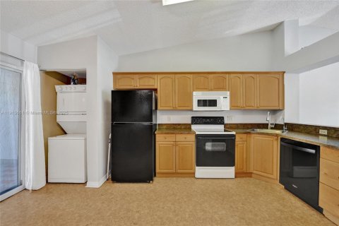 Condo in Tamarac, Florida, 2 bedrooms  № 1969842 - photo 12