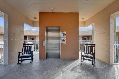 Condo in Tamarac, Florida, 2 bedrooms  № 1969842 - photo 3