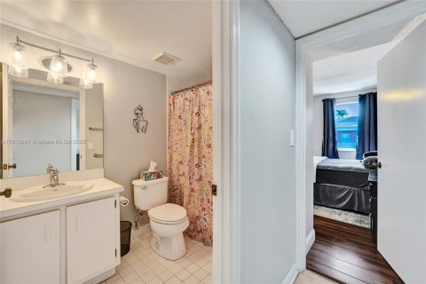 Condo in Tamarac, Florida, 2 bedrooms  № 1969842 - photo 26