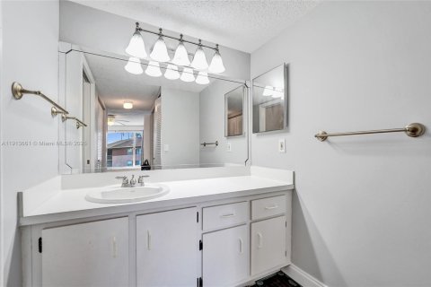 Condo in Tamarac, Florida, 2 bedrooms  № 1969842 - photo 24