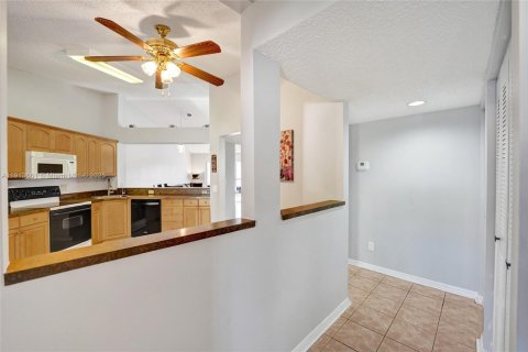 Condo in Tamarac, Florida, 2 bedrooms  № 1969842 - photo 7