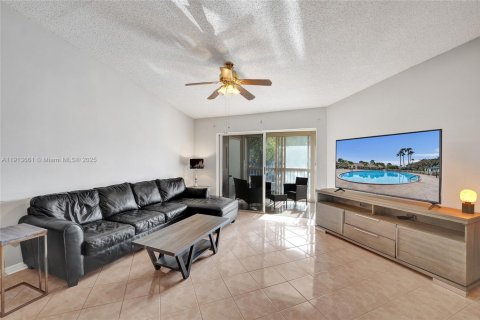 Condo in Tamarac, Florida, 2 bedrooms  № 1969842 - photo 18