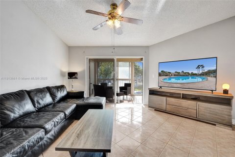 Condo in Tamarac, Florida, 2 bedrooms  № 1969842 - photo 16