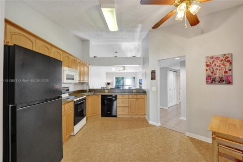 Condo in Tamarac, Florida, 2 bedrooms  № 1969842 - photo 10