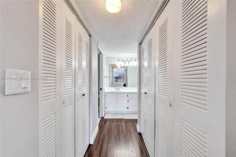 Condo in Tamarac, Florida, 2 bedrooms  № 1969842 - photo 23